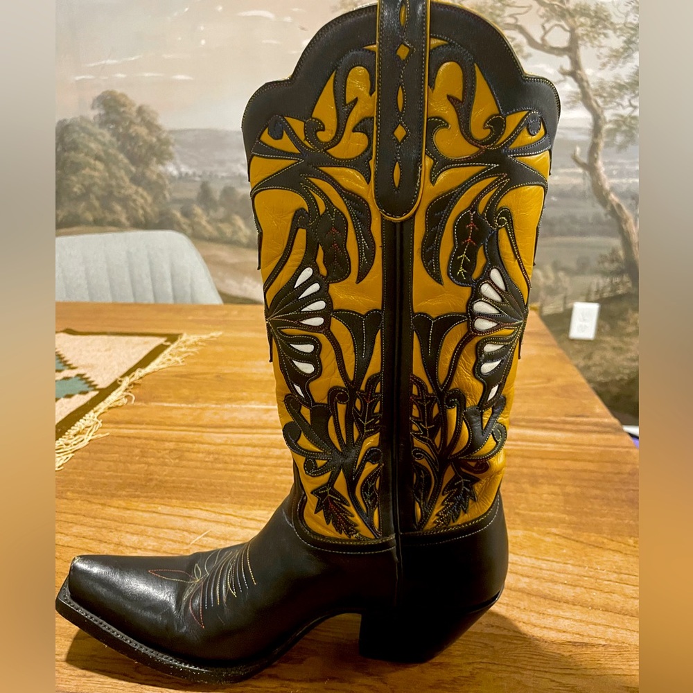 Authentic custom Liberty women’s custom cowboy boots. LIKE NEW
